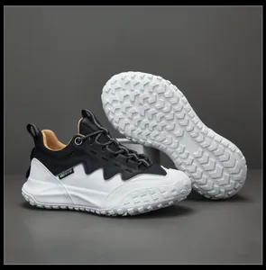Vue détaillée des chaussures de randonnée avec semelle blanche et cuir noir
