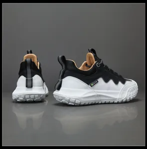 Vue latérale et du talon de baskets en cuir noir et blanc avec semelle ondulée