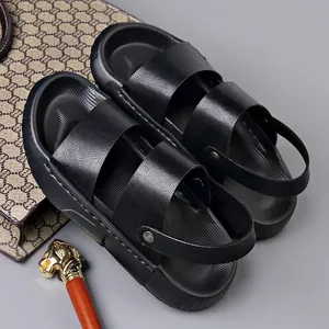 Stijlvolle zwarte herensandalen met dikke zool en verstelbare hielband voor casual zomergebruik.