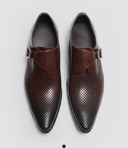 Vue de dessus de chaussures de ville en cuir marron perforé à boucle pour hommes