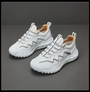 Vue détaillée de baskets d'extérieur en cuir blanc respirant pour hommes élégants