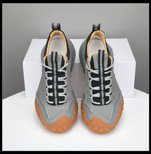 Vue de dessus de chaussures de randonnée en cuir gris avec semelle en gomme.