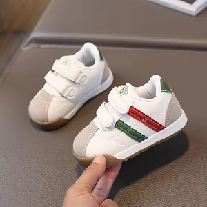 Classic toddler retro sneakers in white PU leather with stylish red and green stripes