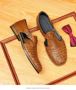 Eleganti sandali da uomo in pelle intrecciata marrone con fibbia stile inglese raffinato