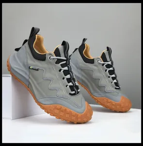 Vue détaillée de chaussures de randonnée en cuir gris avec coutures ondulées et semelle en gomme