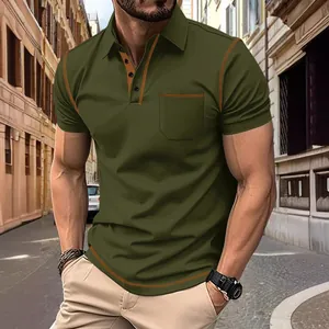 Polo homme vert olive avec des coutures contrastées orange et une poche sur la poitrine