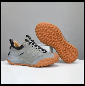 Vue détaillée de chaussures de randonnée haut de gamme pour hommes avec semelles en gomme