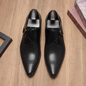 Vue détaillée des chaussures en cuir noir perforé pour hommes avec boucle de fermeture