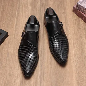 Chaussures richelieus en cuir noir perforé pour hommes avec boucle élégante et bout pointu