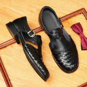 Eleganti sandali da uomo in pelle nera intrecciata con fibbia traspirante in stile inglese.