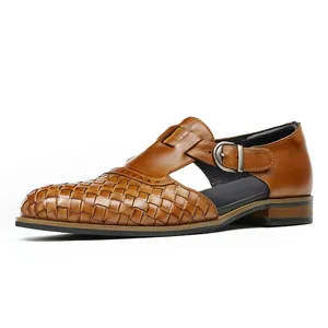 Sandali classici in pelle intrecciata marrone da uomo con fibbia in metallo regolabile