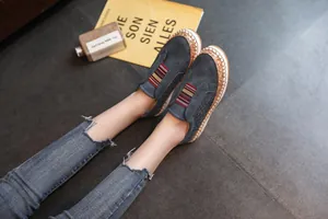 Blauwe suède loafers met gestreepte elastische band en lasergesneden details