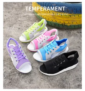 Een reeks kleurrijke mesh sandalen met sleehak en een sportief open teen ontwerp voor dames.