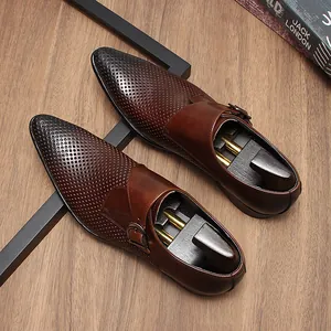 Détail rapproché de chaussures monk strap en cuir perforé marron pour tenue de ville homme