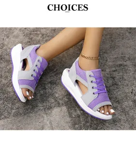 Detailopname van stijlvolle paarse mesh sleehak sandalen voor dames op een stenen ondergrond