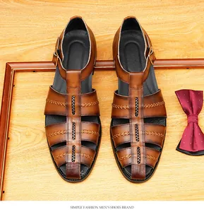 Vue détaillée de sandales en cuir marron tressé avec une boucle élégante pour hommes