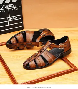 Détails exquis de sandales romaines en cuir véritable marron pour hommes avec boucle