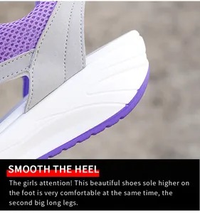 Macro-detail van ademend mesh en dikke sleehak op paarse platform sandalen voor dames