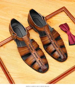Vue de dessus de sandales romaines en cuir tressé marron pour hommes avec boucle classique.