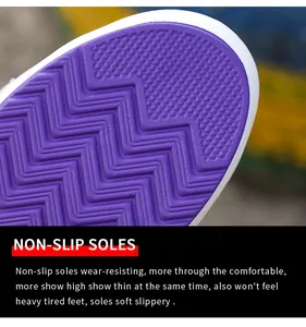 Close-up van paarse antislip rubberen zool met golfpatroon voor platform sandalen