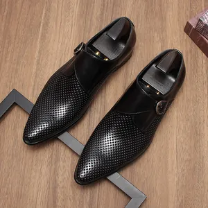 Chaussures de ville élégantes pour hommes en cuir noir perforé avec une boucle monk