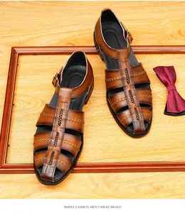 Vue détaillée de sandales romaines en cuir marron pour hommes avec boucle réglable