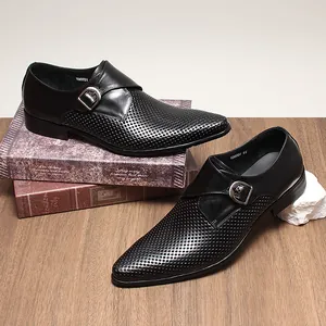 Chaussures de ville à boucles en cuir perforé noir pour hommes avec bout pointu