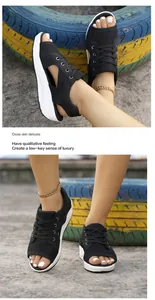 Gedetailleerde weergave van zwarte mesh platform sandalen met sleehak en open teen