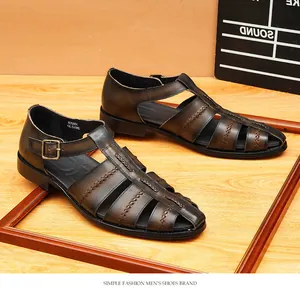 Sandales pour hommes en cuir marron tressé rétro avec boucle en métal ajustable.