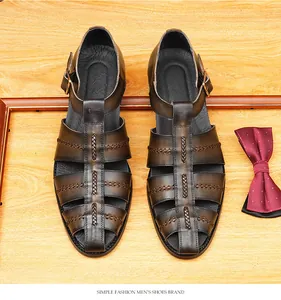 Détail de sandales romaines en cuir tressé pour hommes avec design ajouré respirant.