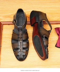 Vue rapprochée détaillée de sandales romaines en cuir tressé marron pour hommes à bout fermé