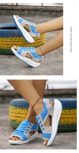 Detailopname van blauwe sleehaksandalen met visbekontwerp buiten gedragen.