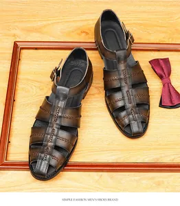 Vue de dessus de sandales romaines en cuir marron pour hommes avec détails tressés et boucle