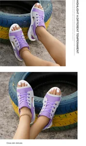 Detailopname van paarse mesh sandalen met open teen en sleehak op voeten