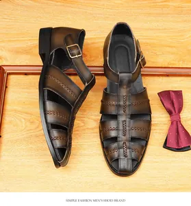 Sandales pour hommes en cuir marron tressé avec boucle sur fond en bois rustique