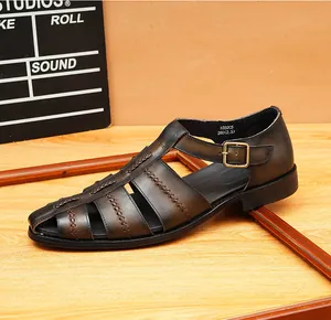 Gros plan sur des sandales en cuir marron pour hommes avec boucle et tissage