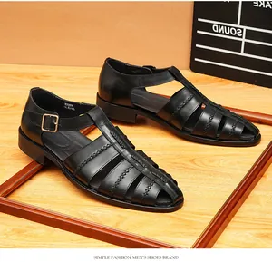 Gros plan sur les sandales de pêcheur en cuir véritable noir pour hommes, tissées.
