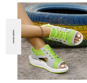 Detailopname van lindegroene en grijze peep-toe sleehaksandalen met mesh design
