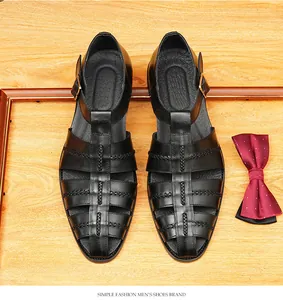 Gros plan de sandales en cuir tressé noir pour hommes de style britannique classique
