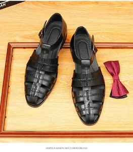 Détails des sandales romaines en cuir noir pour hommes avec boucle et design ajouré