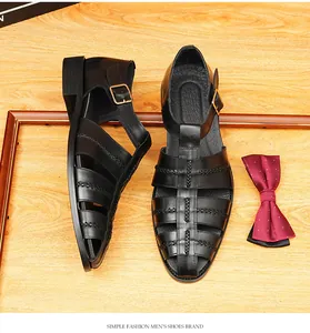 Vue détaillée des sandales en cuir tressé noir pour hommes avec bout fermé et boucle