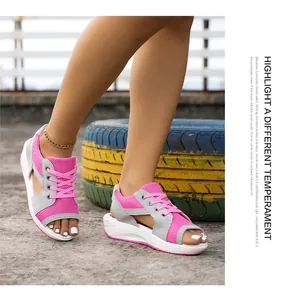 Roze mesh sleehak sandalen met visbek open teen en platformzool aan de voet gezien