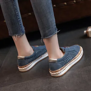Gedetailleerd achteraanzicht van blauwe opengewerkte loafers gedragen in een casual setting