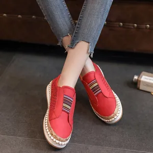Detailweergave van rode casual loafers met gestreepte elastische banden en ademend ontwerp