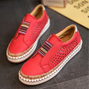 Rode loafers met gaten voor dames met gestreept elastiek en dikke witte zool