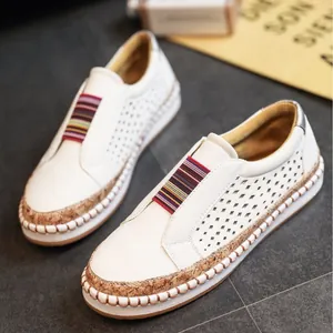 Elegante witte geperforeerde loafers met kleurrijke band en kurken zoolrand