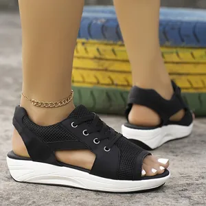 Zwarte mesh sleehak sandalen voor dames met open teen en sportieve plateauzool
