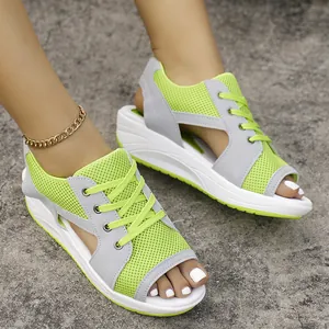 Stijlvolle limegroene mesh platform sandalen met sleehak, peep-toe en veterontwerp.