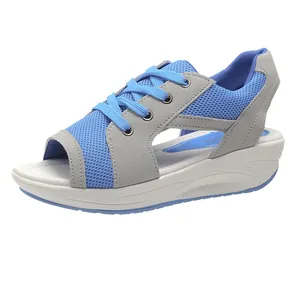 Ademende blauwe mesh sleehaksandalen met grijze suède accenten en een casual open neus