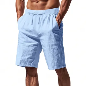 Primo piano di pantaloncini casual in lino azzurro da uomo indossati da un modello